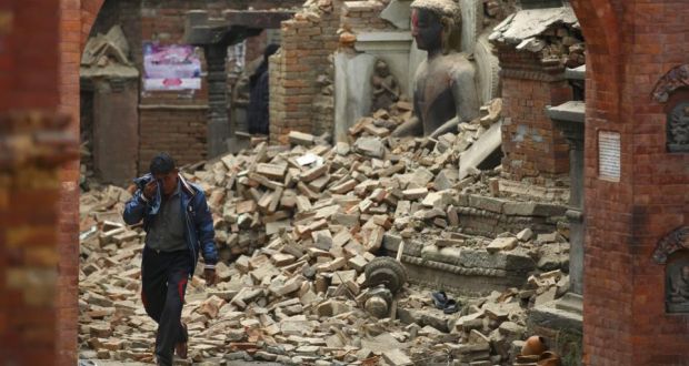 Earthquake death toll passes 2,400 as aftershock hits Nepal