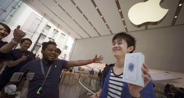 One of the first customers picks up a Apple’s new iPhone SE, which went on sale in selected markets today