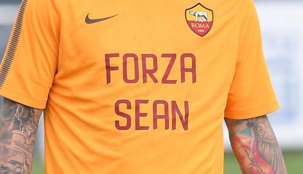 One of the t-shirts worn by AS Roma players in traing with ‘Come on Sean’ written in Italian Photograph: AS Roma Twitter