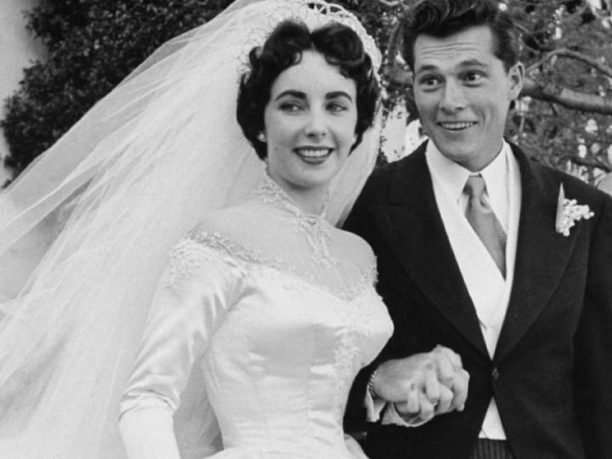 Elizabeth Taylor`s first wedding dress goes under the hammer