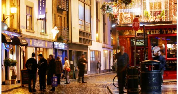 An article urges visitors to avoid Temple Bar and its drunken tourists ‘at all costs’.
