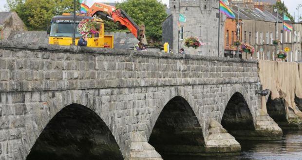  The scene at Thomond Bridge in Limerick, where two men drowned after the platform they were working on plunged into the River Shannon. Photograph Liam Burke/Press 22