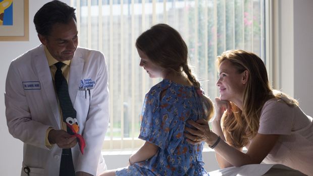  Eugenio Derbez, Kylie Rogers and Jennifer Garner in Miracles From Heaven 