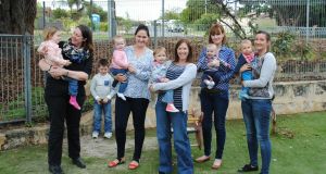 Irish Mums NOR facilitator Linda Morton with Lily (2) and Christopher (4), Geraldine Potts with daughter Erin (13 months), Maria Homan with daughter Ava (2), Allison McCormack Baxter with son Elliott (3 months), and Dee Mason with son Marley.