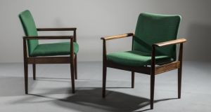Pair of Danish rosewood Diplomat chairs designed in 1962 by Finn Juhl estimated at €1,000-€1,500