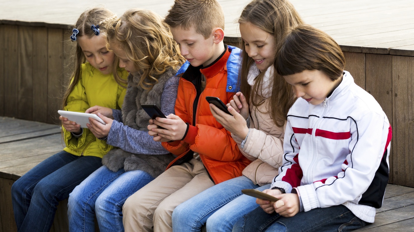 children using the internet