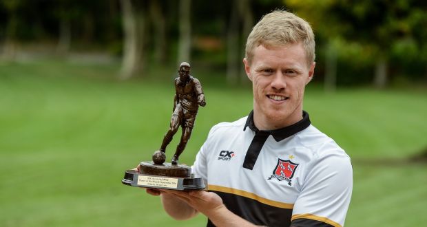 Dundalk’s Daryl Horgan with his SSE Airtricity/SWAI Player of the Month Award for September at Merrion Square Park, Dublin. Photo by Piaras Ó Mídheach/Sportsfile 