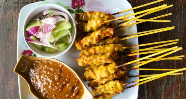 Anthony Bourdain’s chicken satay with fake-ass spicy peanut sauce 