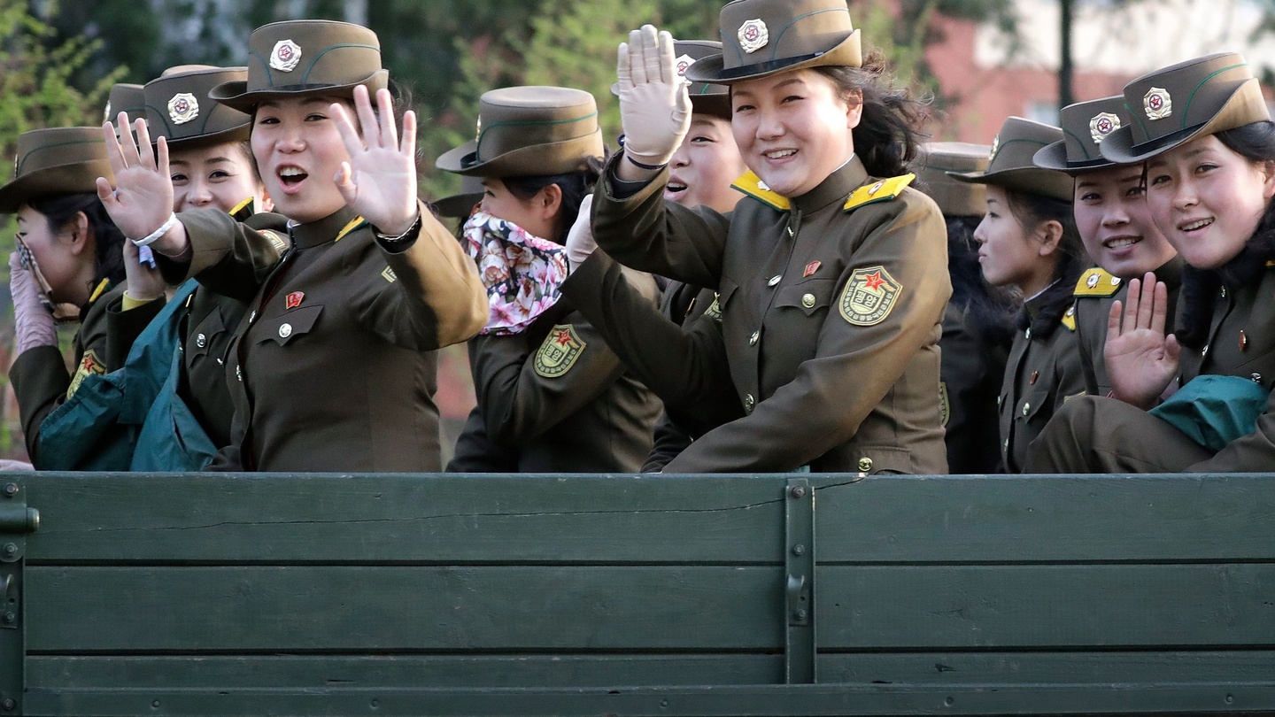 Факты о северной корее. Военная полиция КНДР. Военная полиция Кореи. Северокорейская вона фото. Кореянки в Северной Корее.