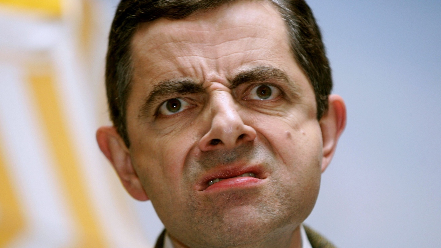 Ein Mann (Mr. Bean) glotzt blöd aus der Wäsche. Warum versteht er wahrscheinlich selbst nicht