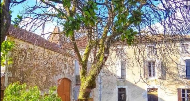 Stone maison de maitre in Ecuras, Poitou Charentes