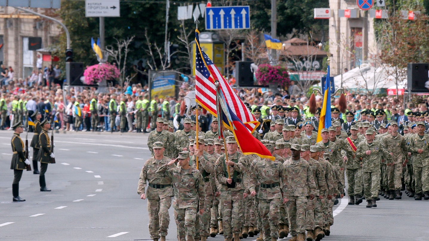 Нато может ввести войска на украину. Военный парад в США. Солдаты США на Украине. Войска НАТО В Москве. Армия Украины парад.