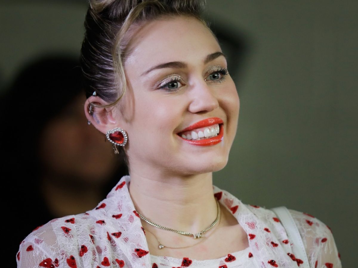 miley cyrus black and white dress
