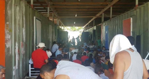 Asylum seekers leave camp police move