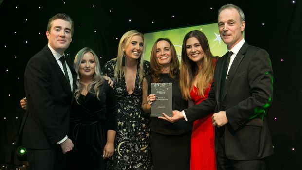 Tony O’Flanagan, Marketing Director, JCDecaux, presents the Best Use of Experiential Marketing award to Just Eat Ireland team.