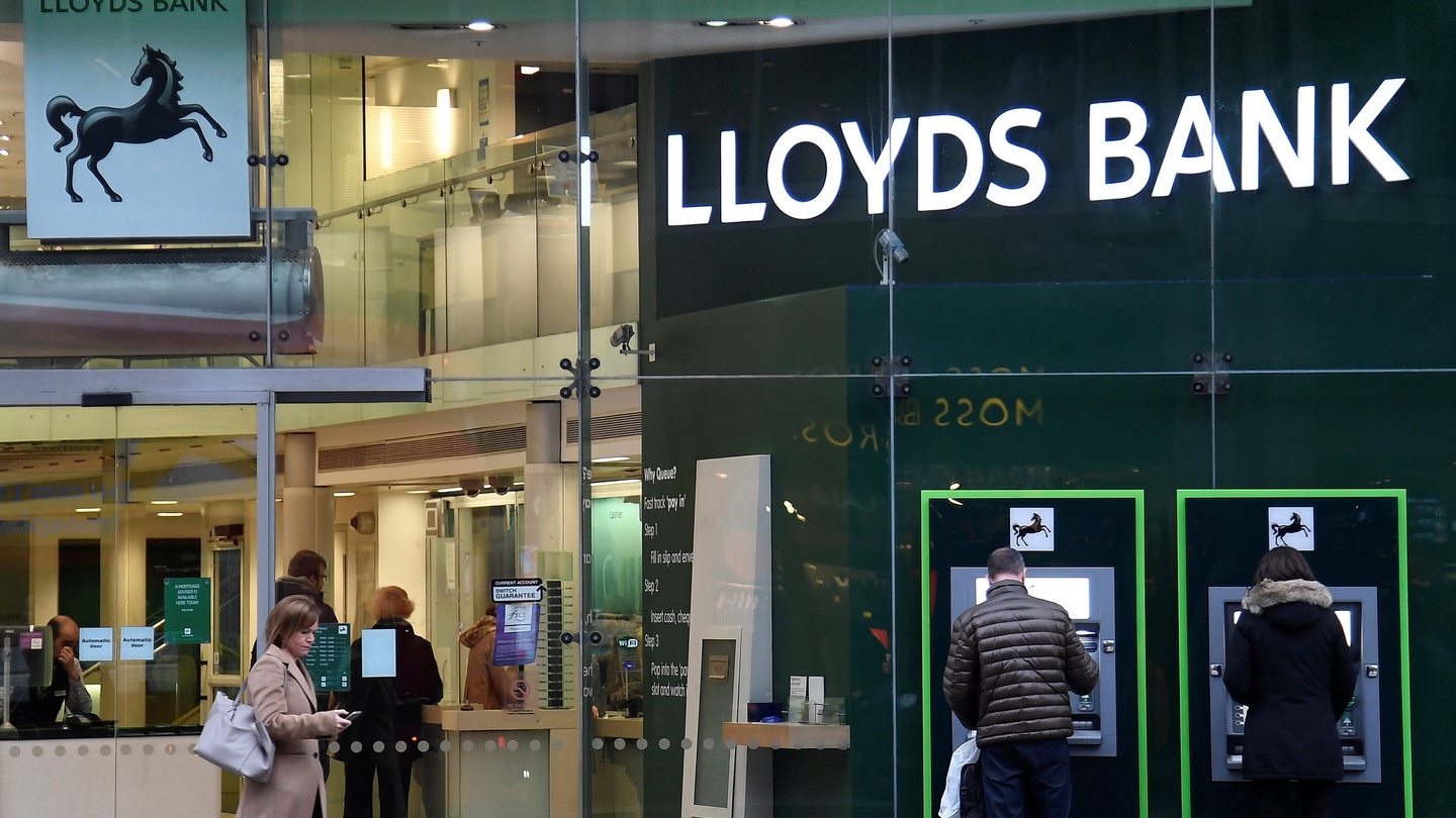 Barclays To Sell On Lloyds Irish Mortgages After 4 6bn Deal