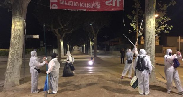 Unionist activists removing Catalan independence symbols in Canet de Mar.  Photograph: Guy Hedgecoe