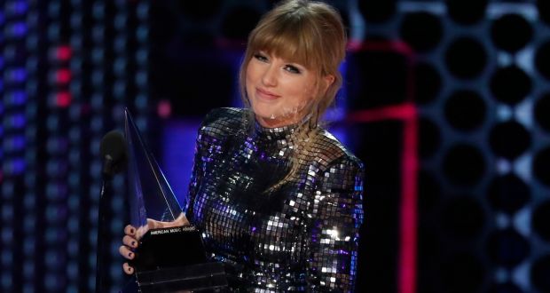 Taylor Swift Gets Political Again At American Music Awards