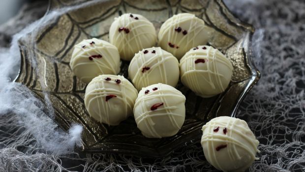 Mummy cake balls