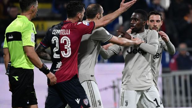 Giorgio Chiellini attempts to calm down Blaise Matuidi who reacted to the Cagliari fans after their abuse of Kean. Photo: Marco Bertorello/Getty Images