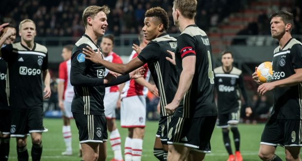 Los jugadores del Ajax festejan un gol.