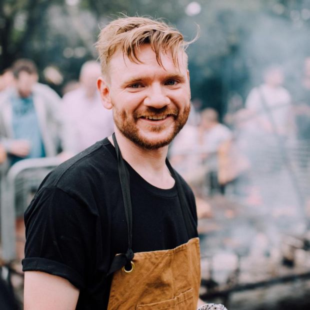 Niall Davidson a expérimenté un barbecue sur du bois d’arbres abattus par la tempête sur la ferme de sa mère