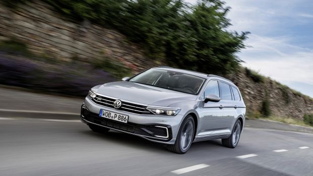 Volkswagen S Plug In Passat Embraces New Tech Services