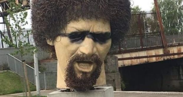The Luke Kelly statue after being daubed with black paint.