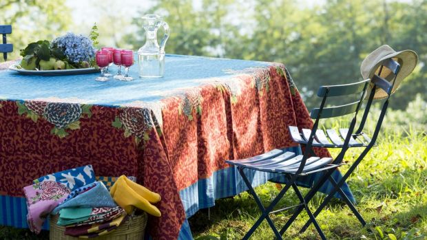 Nine Ways To Dress The Garden Table, Garden Table Tablecloth