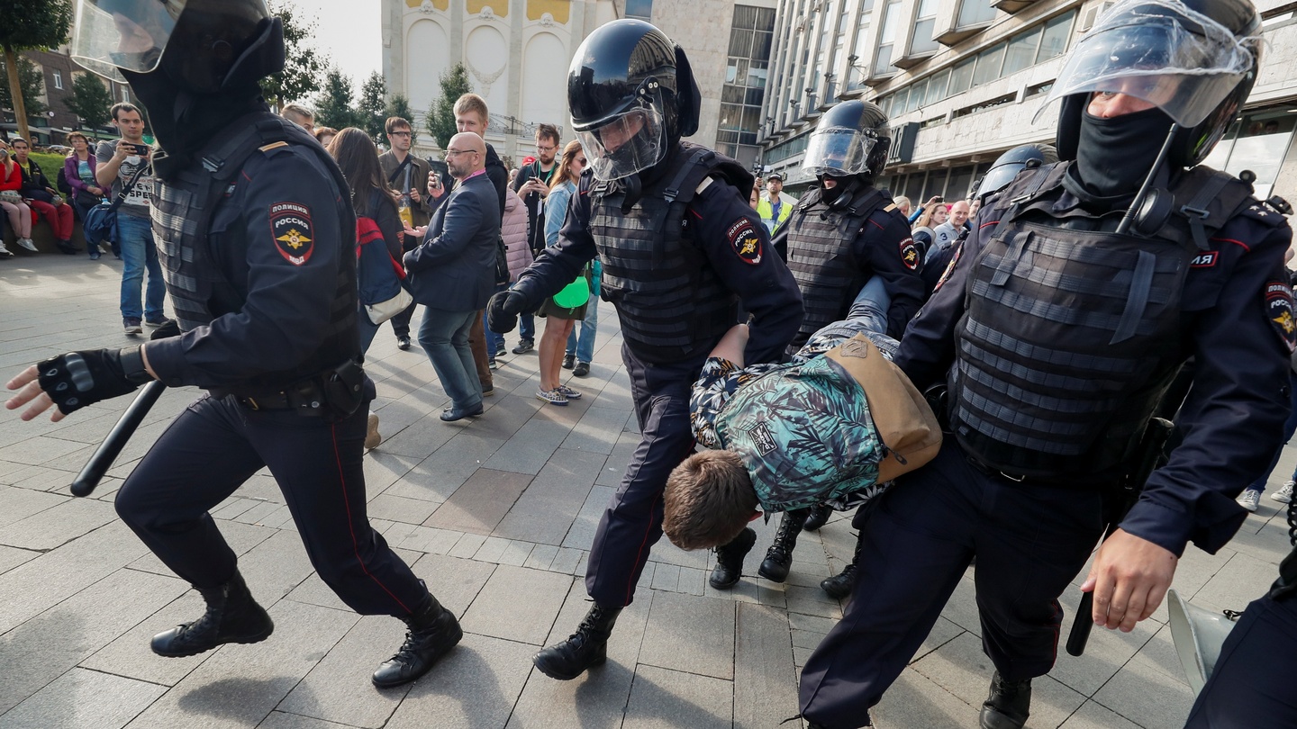 Митинг полицейских. Разгон демонстрантов в Москве. Полиция России на митингах. Массовые беспорядки полиция Россия.