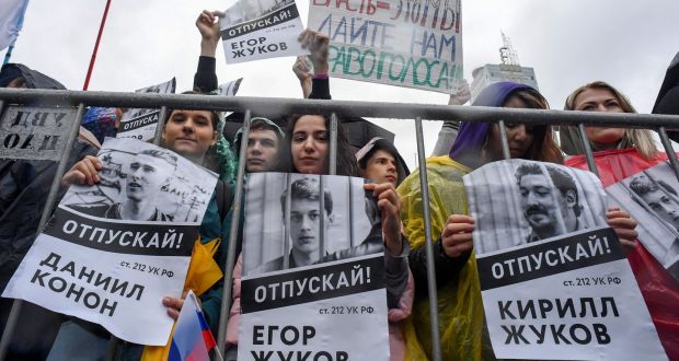Protesters  demonstrate  after mass police detentions in Moscow. Photograph: Yuri Kadobnov