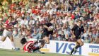 Marc Ellis escapes Tsutomu Matsuda during the pool stage game between Japan and New Zealand at the 1995 Rugby World Cup. Photograph:  Phil Cole/Getty