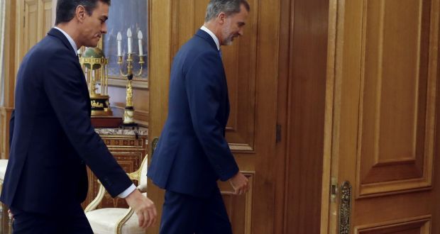 Spain’s King Felipe VI (right) welcomes Spanish acting prime minister Pedro Sánchez to discussions at the Palace of la Zarzuela in Madrid. Photograph: Ballesteros/EPA
