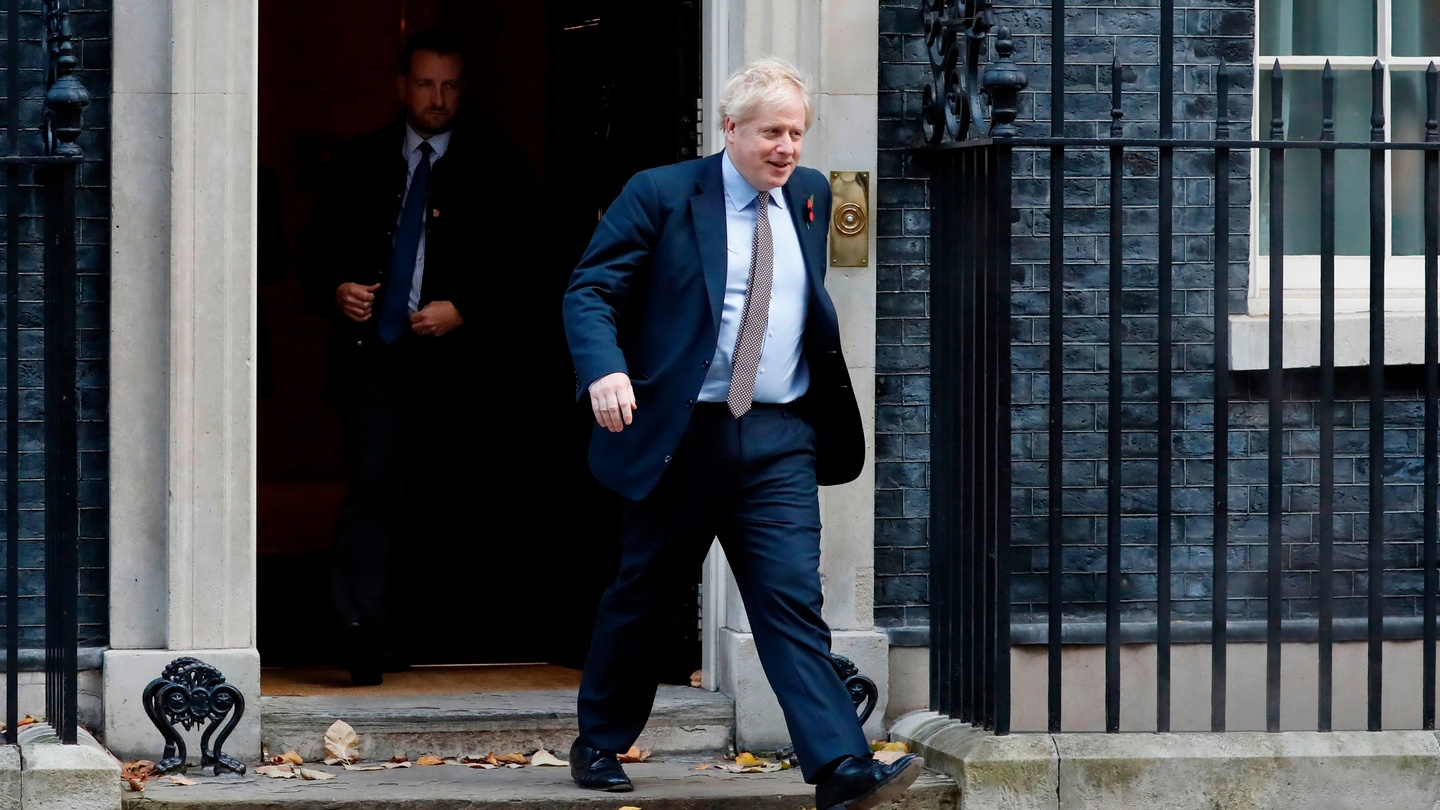 Выборы премьер министра великобритании. Премьер-министр Великобритании на Даунинг стрит. Британский парламент Даунинг стрит.