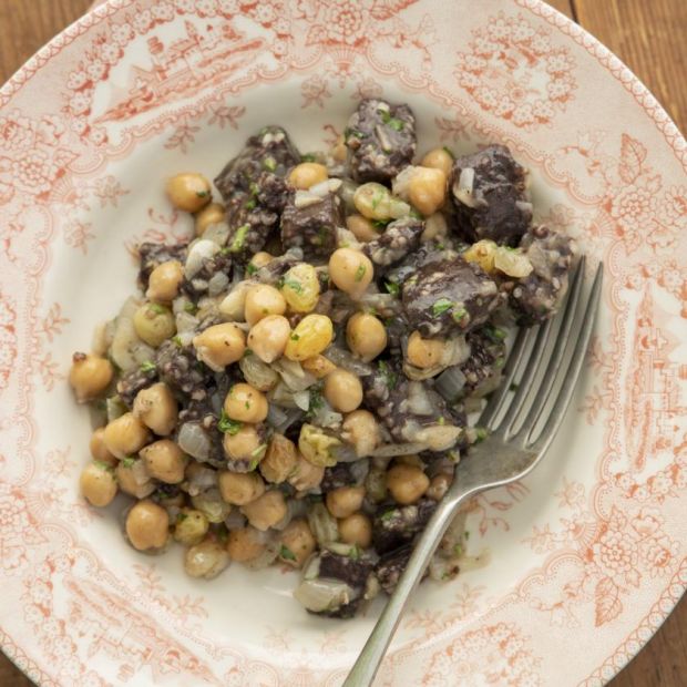 Chickpeas with black pudding in garlic and parsley