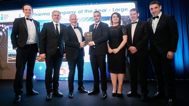 Geraoid O’Rourke, Sales and Marketing Director, A&C Your Global GMP Partner presents the Pharma Company of the Year – Large award to the AbbVie in Ireland team.