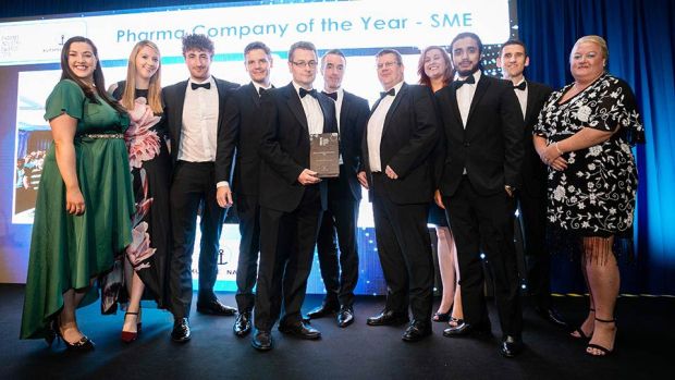 Adam O’Sullivan, Director of Pharma + Healthcare, Kuehne + Nagel presents the Pharma Company of the Year – SME award to the Ipsen Manufacturing Ireland team.