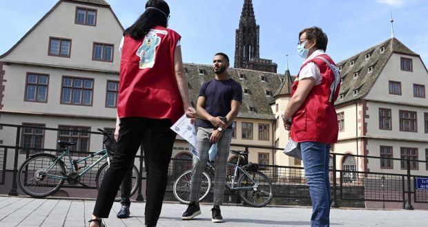 Mediators from the Strasbourg City Hall talk to people in the street about the prevention of coronavirus. Photo: Frederick Florin/AFP via Getty Images