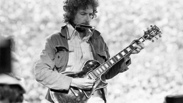 SAN FRANCISCO, CA - MARCH 23, 1975: Singer/Songwriter Bob Dylan performs at Kezar Stadium in San Francisco, California, March 23, 1975. (Photo by Alvan Meyerowitz/Michael Ochs Archives/Getty Images)
