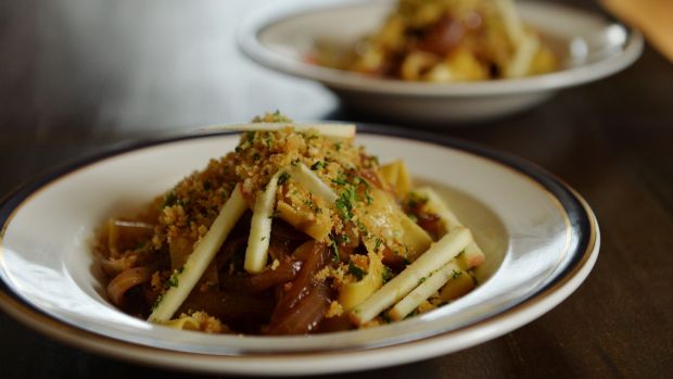 Pappardelle à l'oignon français, Gruyère pangrattatore.  Photographie: Alan Bateson