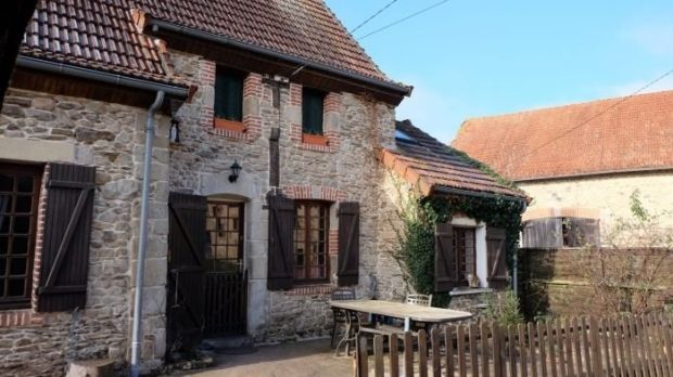 Esta hermosa casa en una limusina tiene su propio pozo y horno de pan antiguo.