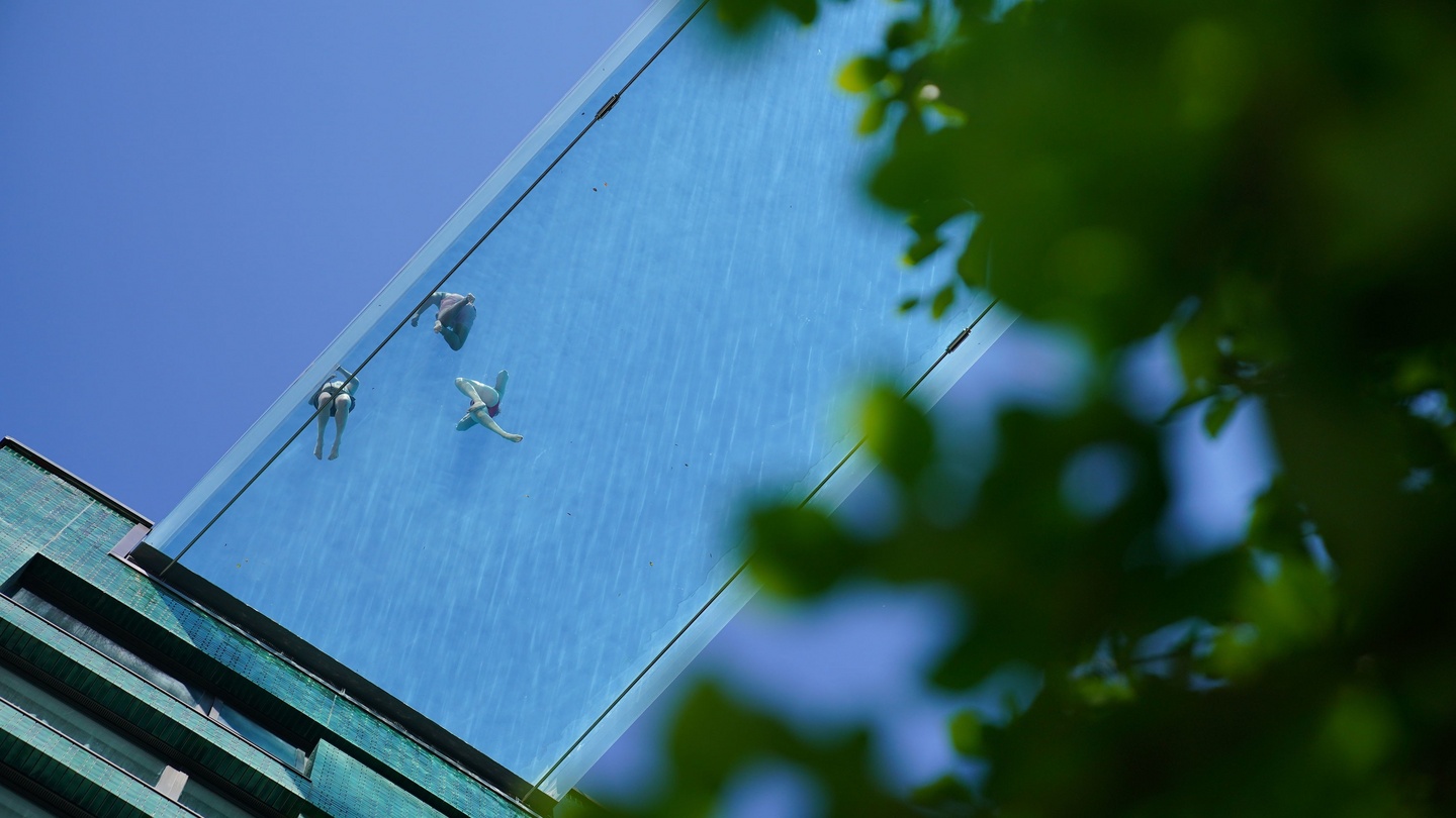 Irish Built Sky Pool A World First 10 Storeys Up Transparent And Hanging Between Two High Rises