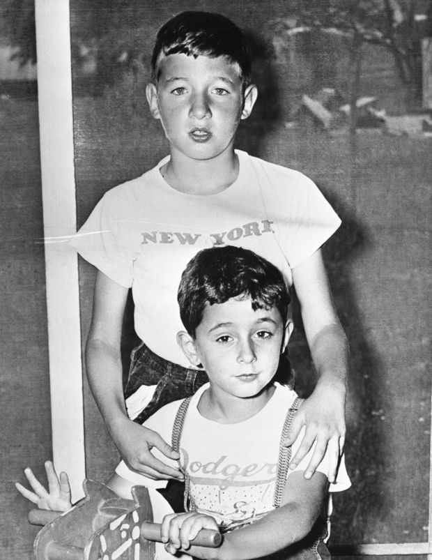 Robert et Michael Rosenberg, les fils de Julius et Ethel, âgés de 6 et 10 ans, photographiés au domicile de Bernard et Sonia Bach, amis des Rosenberg, New Jersey, avant l'exécution de leurs parents.