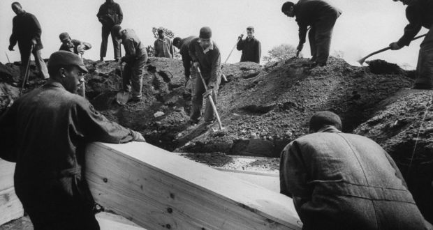 Hart Island: prisoners burying Bowery men in wooden coffins who were poisoned by drinking wood-alcohol. Photograph: Arthur Schatz/Getty Images