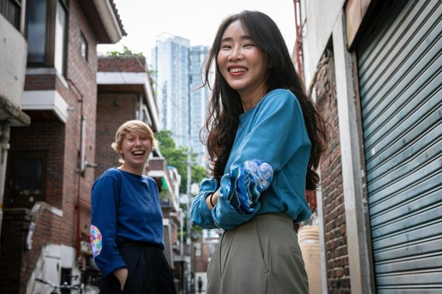강지현 (오른쪽)와 마리 보이즈. 사진 : Woohae Cho / The New York Times