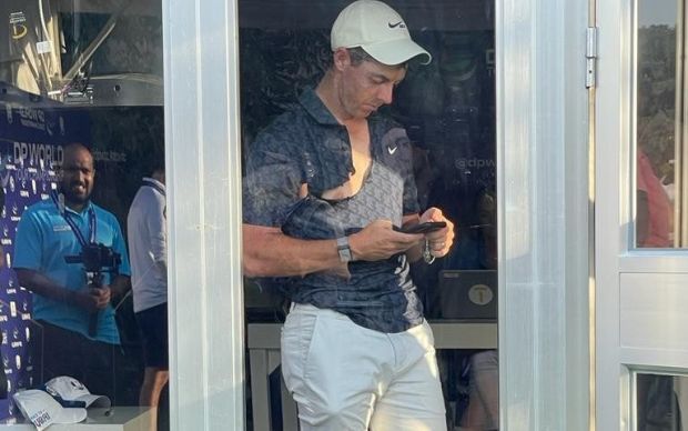 McIlroy appeared to rip his shirt in the scoring tent. Photo: golfbytourmiss.com