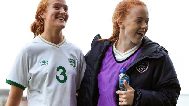 Kate Slevin (vpravo) oslavuje so svojou spoluhráčkou z Írskej republiky Shaunou Brennanovou po porážke Severného Írska na ihrisku Markets Field v Limericku v prvom kole majstrovstiev Európy UEFA žien do 19 rokov v októbri.  Fotografia: Brian Riley Troy/INFO