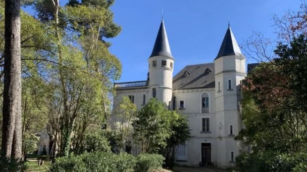 Acest apartament de 280 m² este situat într-un castel din secolul al XIX-lea, lângă castelul medieval din Carcassonne, Franța.