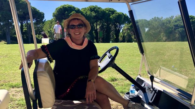 Gemma Tipton sur le parcours de golf du complexe Cornelia Diamond