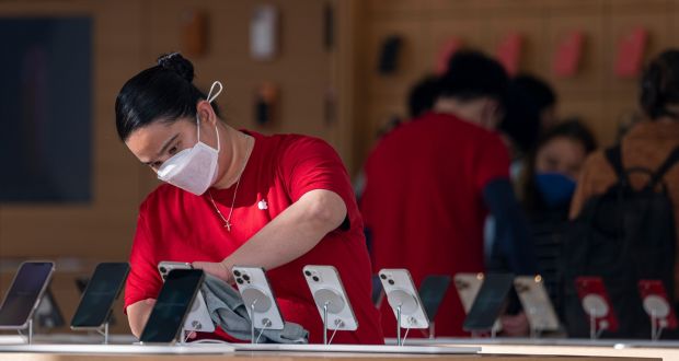 Apple reported quarterly earnings that handily beat expectations, with sales ahead of forecasts for every category except iPads.   Photograph: David Paul Morris/Bloomberg